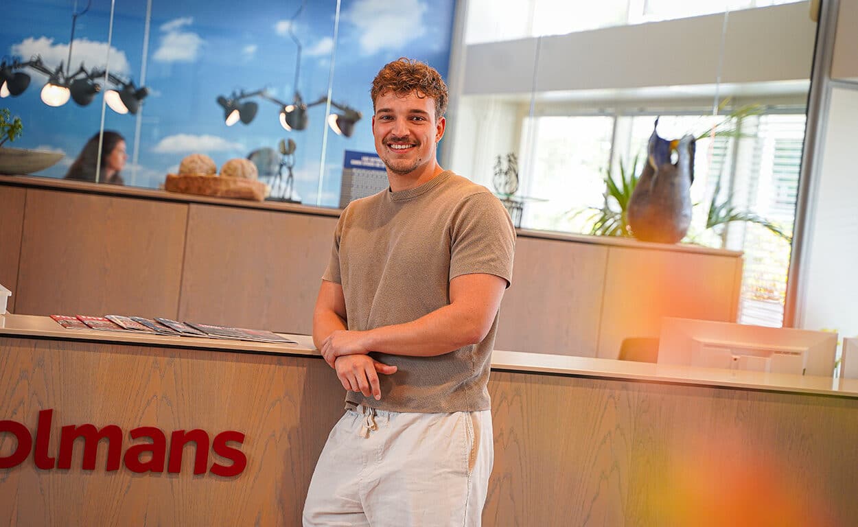 David, applicatiebeheerder bij Dolmans, in de ontvangsthal van het kantoor