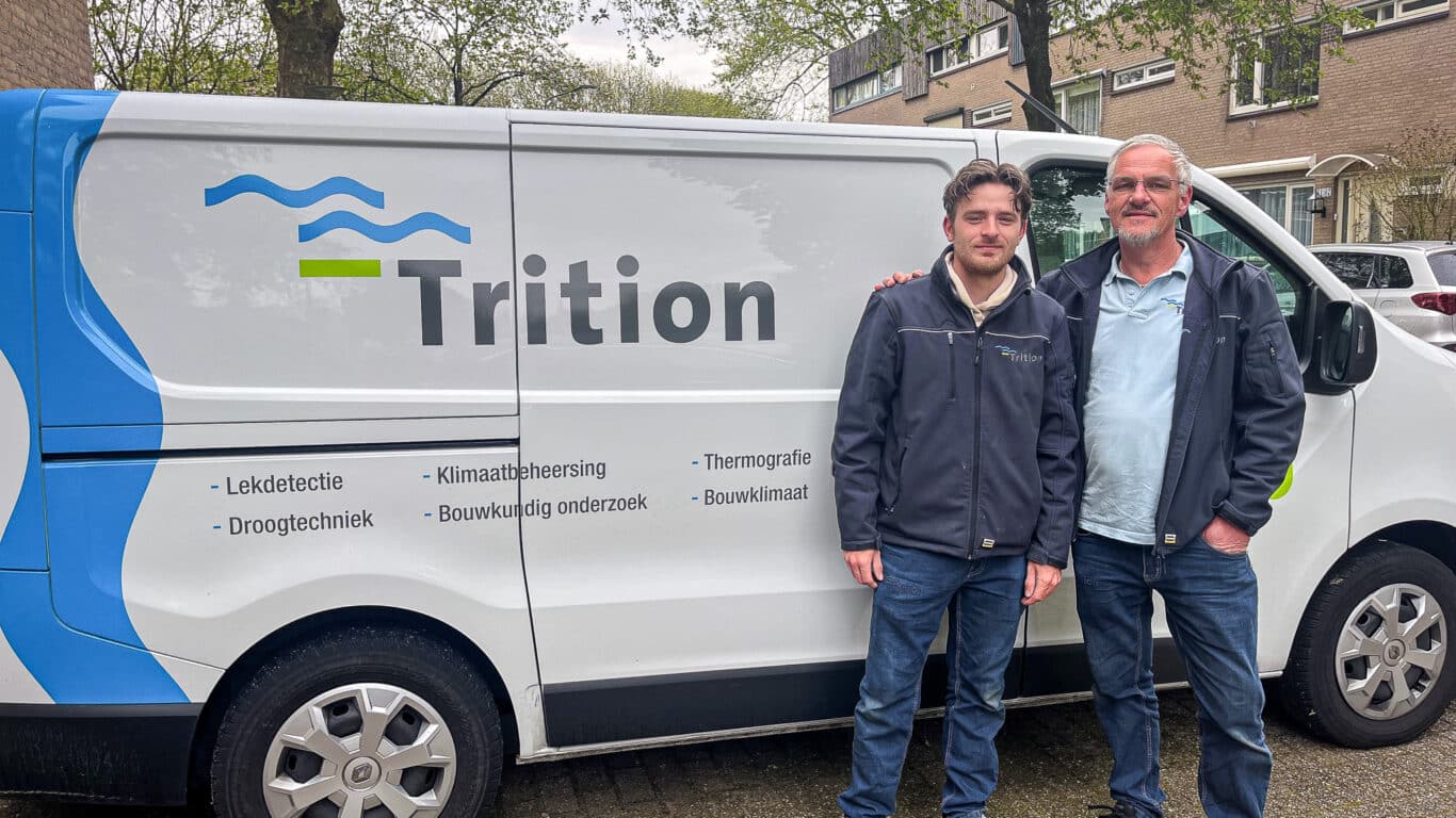 Jeroen en Kevin, vader en zoon bij Trition, werken samen in lekdetectie en staan voor de bedrijfsbus